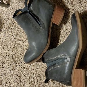 Korks Grey leather booties